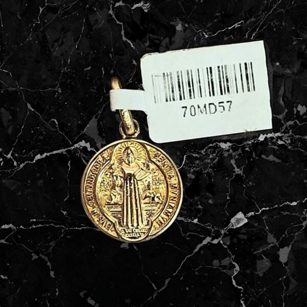Medalla San Benito circular, 1 cm. De tamaño en oro 14 kt.